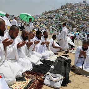 الحجاج ينفرون إلى مزدلفة بعد الوقوف على صعيد عرفات