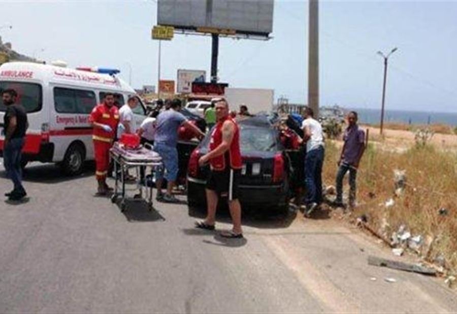 إصابة 4 شبان بحادث اصطدام على أوتوستراد القلمون
