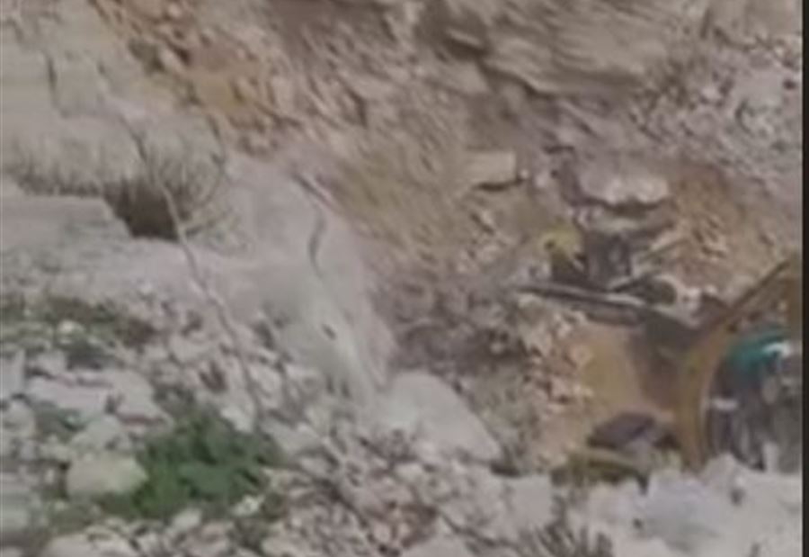بالفيديو: الكسَّارات تلتَهِمُ جبالَ لبنان تحتَ جُنحِ "كورونا"
