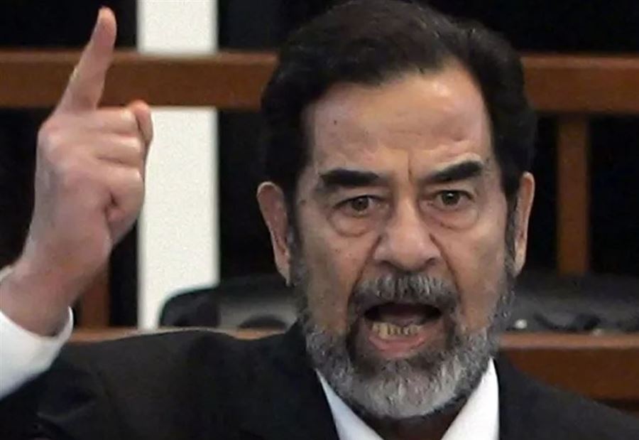 صورة لصدام حسين في مجلس عزاء القاضي الذي حاكمه... 