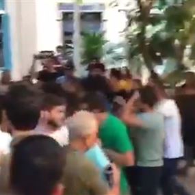 بالفيديو: إشكال بين طلاب "القوات" و"التيار" في الجامعة اليسوعية 