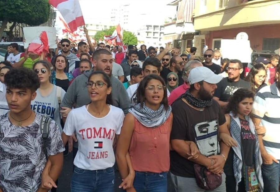 بالفيديو والصور: الاعتداء على المتظاهرين في صور