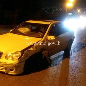 بالصورة: جريحان باصطدام سيارة بالفاصل الاسمنتي عند مفرق غدير