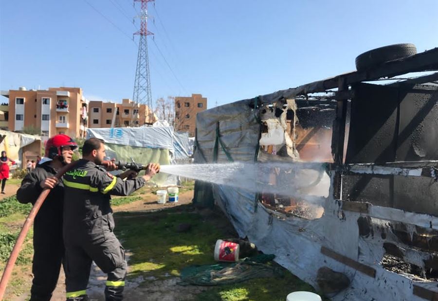 "احتكاك كهربائي" يتسبب بإحتراق خيمتين لنازحين 