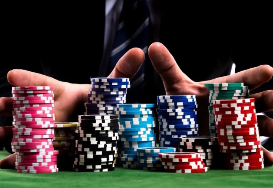 توقيف 14 شخصاً في الشويفات بسبب "تكساس بوكر" 