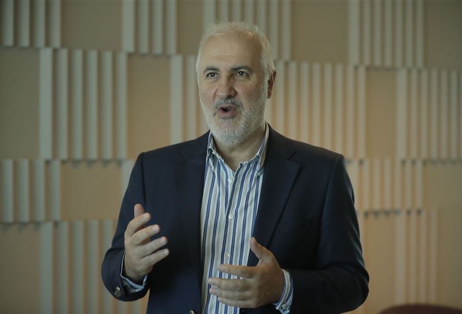 بين "واحد وواحد" عزيز يَكشُف النتيجة 
