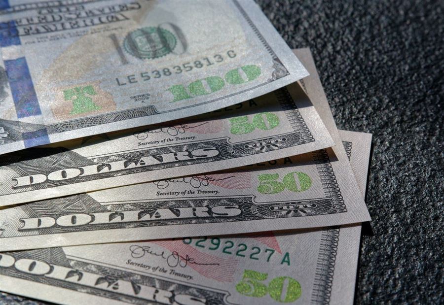 إنخفاض سعر الدولار في "السوق السوداء"