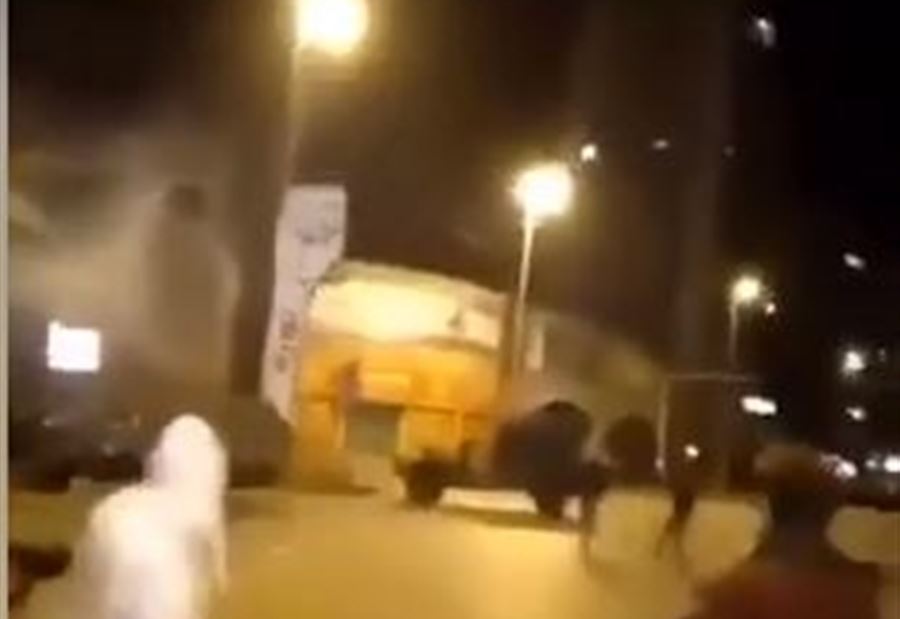 فيديو يُظهِر لحظة إحراق آلية عسكرية في طرابلس