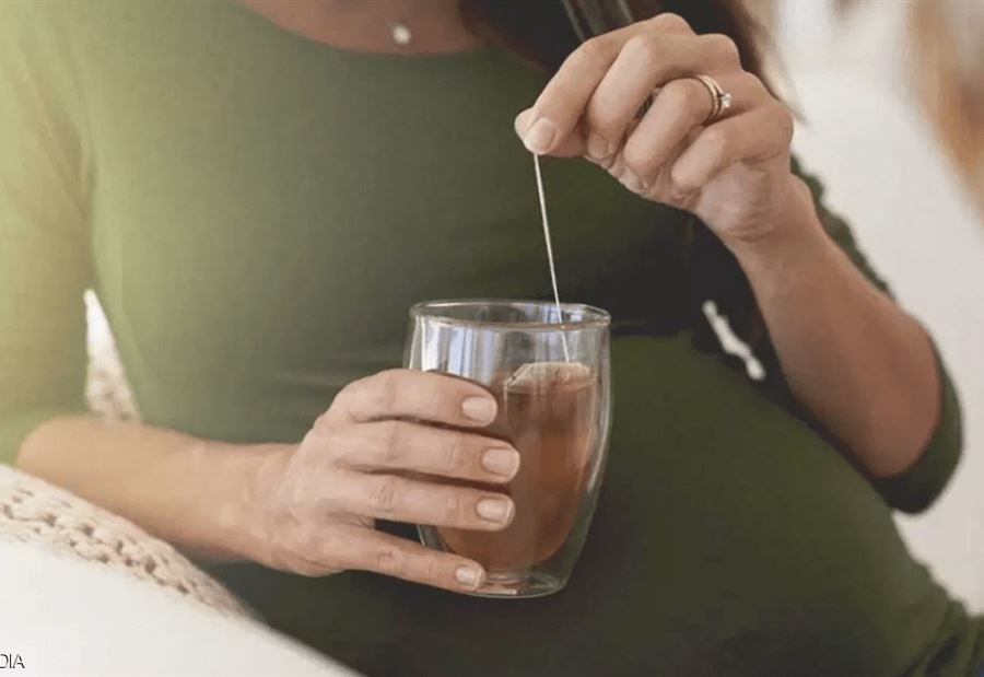 النساء الحوامل وشرب الشاي.. دراسة تكشف الضرر
