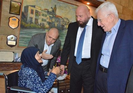  نهرا استقبل المسنة سباط وطلب إعادة بسطتها 