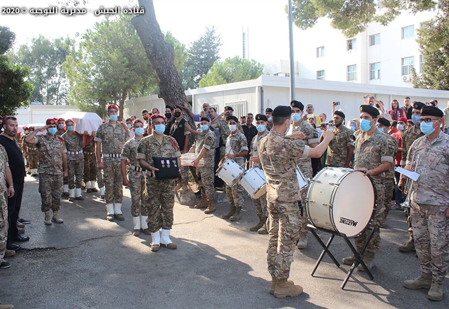 بالصور... الجيش يُشيّع شهداءه