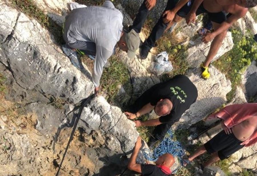 بالفيديو: إنقاذ 3 شبان من الغرق في عمشيت 