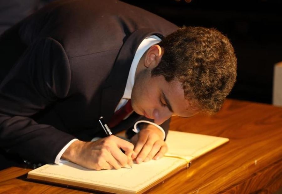 بالصورة:  بعد ١٤ عاما.. ماذا قال حسام الحريري لجده في زيارته الاولى؟