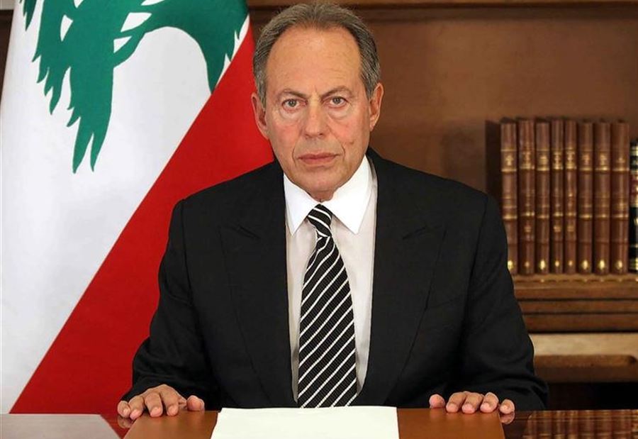 "فلْ" بين لحود وعون 
