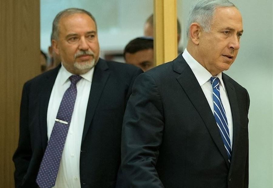 "الحرب وسيلتك لـ البقاء في السلطة"... ليبرمان يُهاجم نتنياهو!