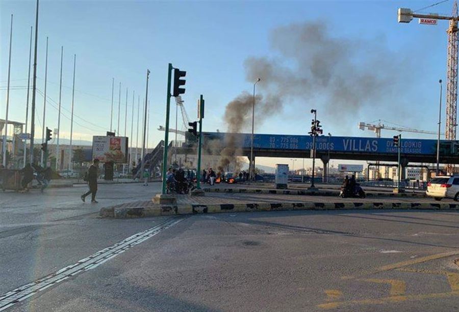 بالفيديو والصور: محتجون يقطعون الطرقات في "أسبوع الغضب" بالفيديو والصور: محتجون يقطعون الطرقات في "أسبوع الغضب"