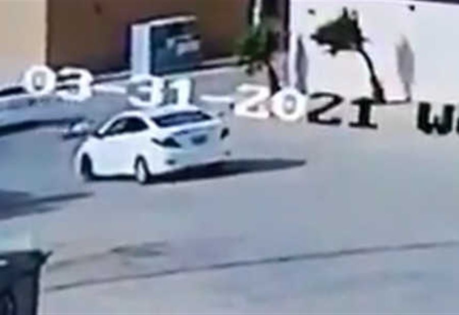 بالفيديو... دهسه وانهال عليه ضربا في الرياض 
