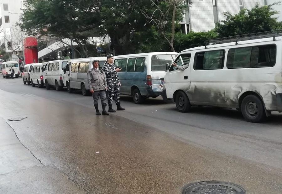 بالصورة: ضبط العديد من الفانات المخالفة