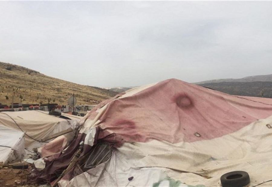 نازحون سوريّون يخلون مخيمهم في دير الأحمر