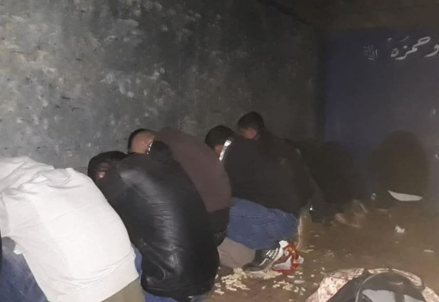 بالصور: جمارك بعلبك تضبط شاحنة تُهرّب 26 سوريًا 