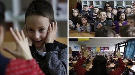 صف يتعلمون لغة الإشارة للتواصل مع زميلهم الأصم