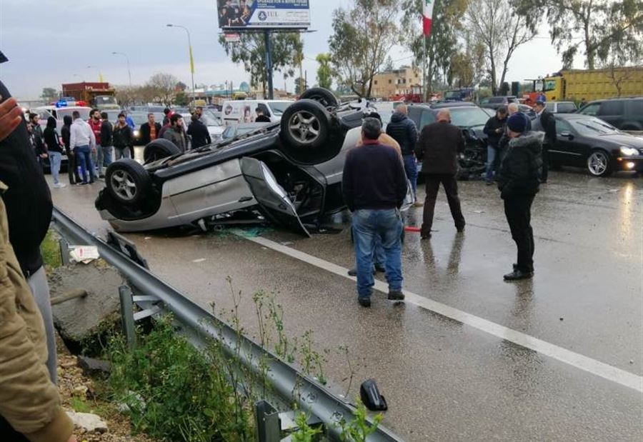 جرحى في حادث سير على أوتوستراد الغازية جرحى في حادث سير على أوتوستراد الغازية
