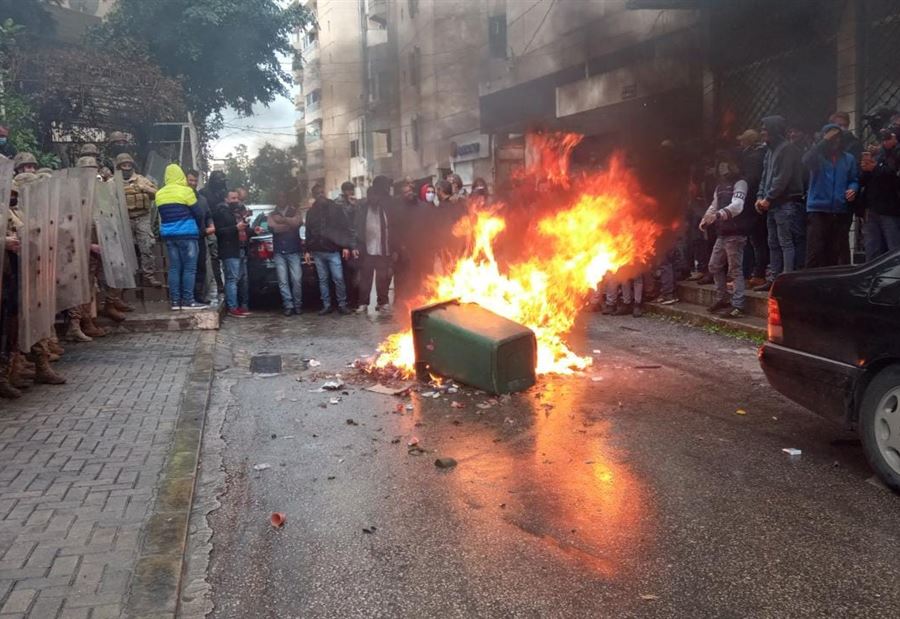 بالصور: المحتجون أمام منزل سمير الجسر