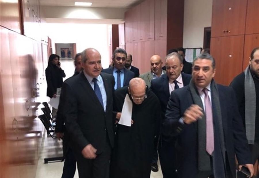 عن ثورةِ روبِ المُحامي المُسِنّْ