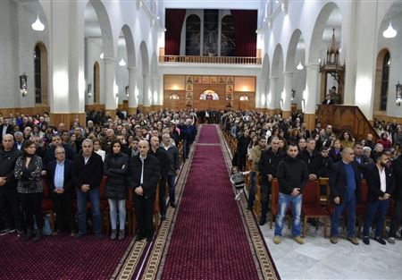 قداس القيامة في بشري بحضور جعجع وعقيلته