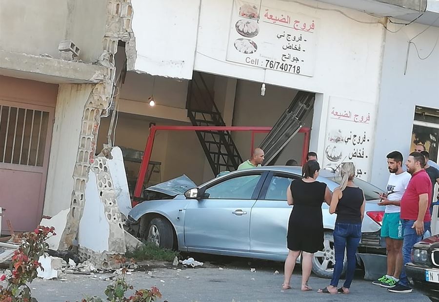 بالصورة: جريحان إثر إجتياح سيارتهما محلاً لبيع الدجاج!