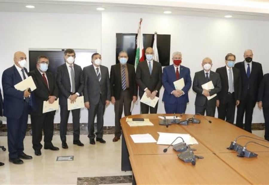 متى يتم تلقيح الطاقم التعليمي؟