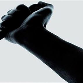 تقدم من قوى الامن والدماء تسيل منه بعد طعنه في يديه ورأسه 