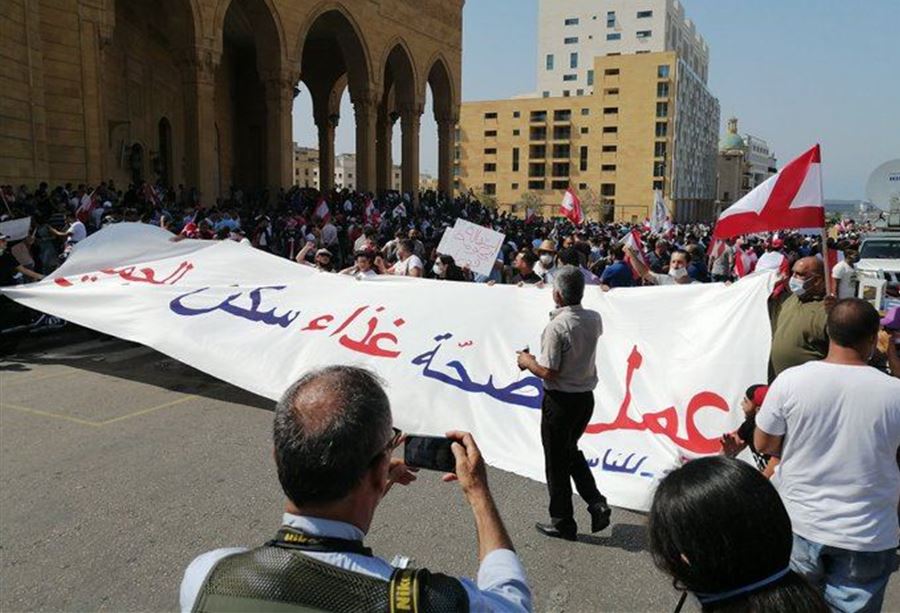 بالصور: وفودٌ من مختلف المناطق إلى ساحة الشهداء! 