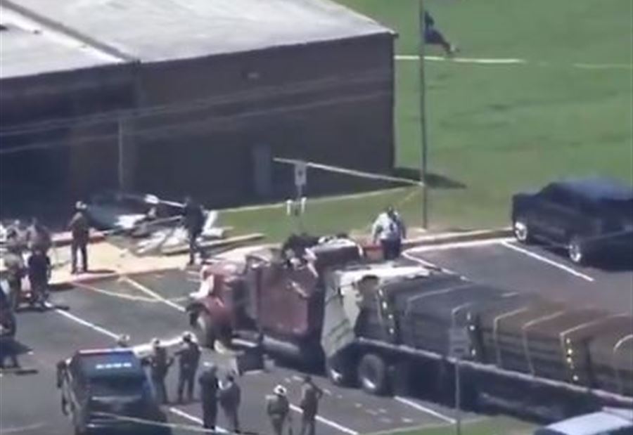 لرفضهم تجديد رخصته... سائق شاحنة يحطم مبنى في تكساس (فيديو) لرفضهم تجديد رخصته... سائق شاحنة يحطم مبنى في تكساس (فيديو)