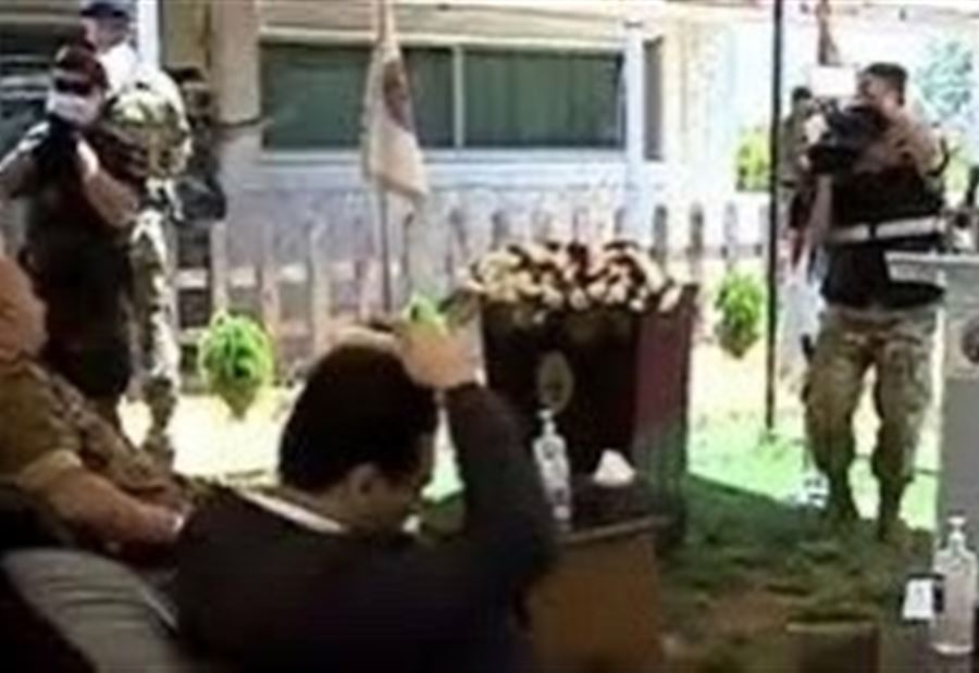 مشط حسّان في صالون حلاقة