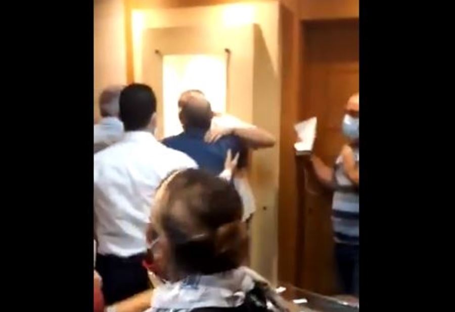 بالفيديو: إشكالٌ بين متظاهرين وموظف في "الضمان"