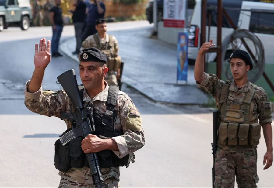 الجيش يوقف مواطن لتعامله مع العدو الإسرائيلي!