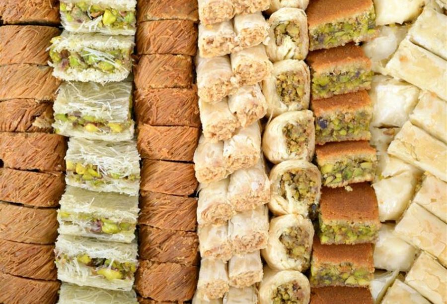 اقفال محل للحلويات بالشمع الاحمر