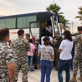 مغادرة حافلة للنازحين السوريين ملعب صيدا البلدي