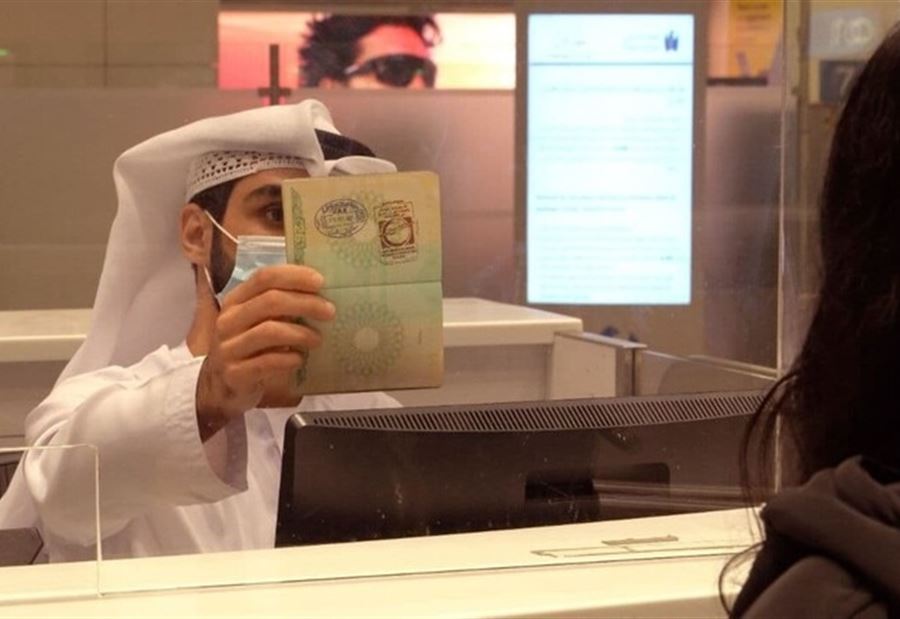 مطارات دبي تفاجئ المسافرين بختم المريخ الخاص 