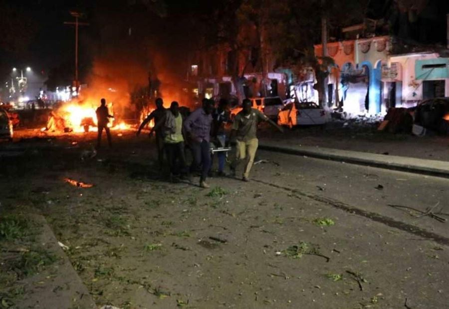 قتلى وجرحى بانفجار في شارع مكة المكرمة بمقديشو قتلى وجرحى بانفجار في شارع مكة المكرمة بمقديشو