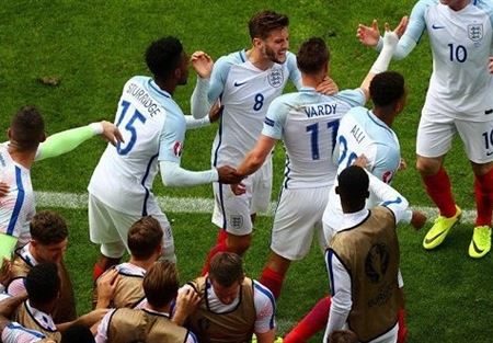 انكلترا تعبر ويلز وتتصدر مجموعتها في يورو 2016