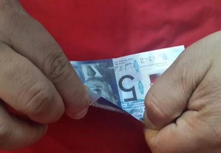 ​بنك انكلترا يكشف عن أول عملة بلاستيكية