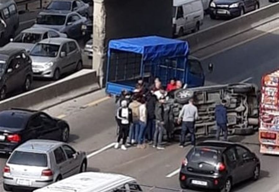 بالصورة: انقلاب جيب "crv" على أوتوستراد الناعمة 