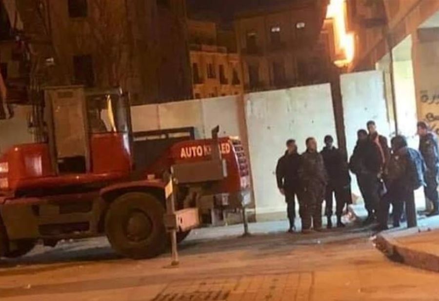 بالصور: الجدران الإسمنتية تجتاح وسط بيروت