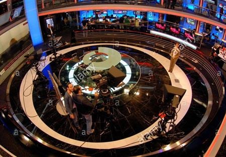 موظفو تلفزيون المستقبل يعرضون ممتلكاتهم للبيع!