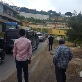 بالصورة.. مستوعب يؤدي الى انقطاع الطريق لبشري