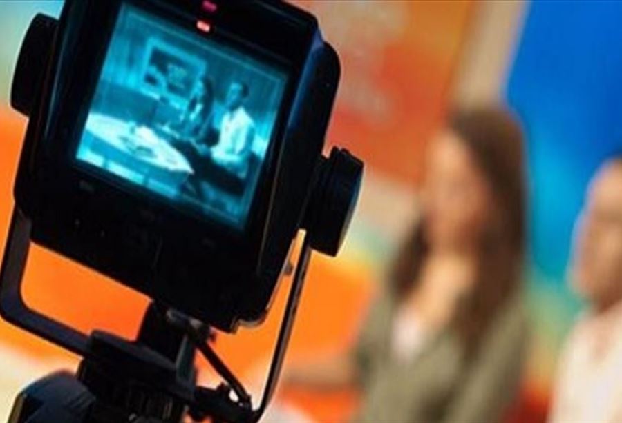 "تتطاير الحشرات حوله"... "فيديو" لـ مذيع تلفزيون يثير الإنتقادات!