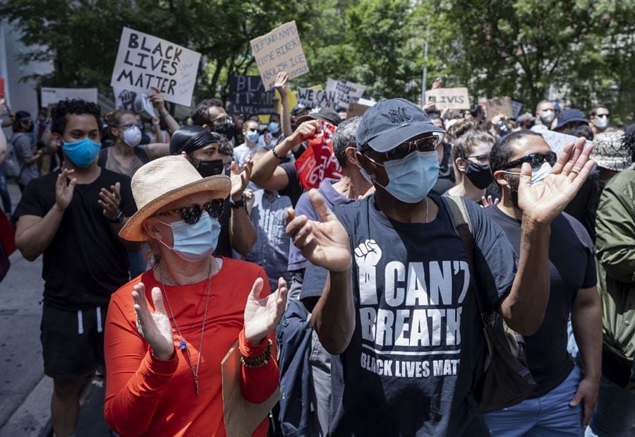 بالفيديو: متظاهرون يضربون عناصر من الشرطة في نيويورك  بالفيديو: متظاهرون يضربون عناصر من الشرطة في نيويورك