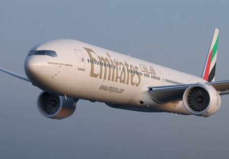 راكب على متن طائرة اماراتية يهتف "بووم" و"الله أكبر" !